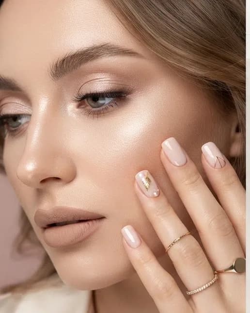 Beautyportret met natuurlijke make-up en verzorgde nagels