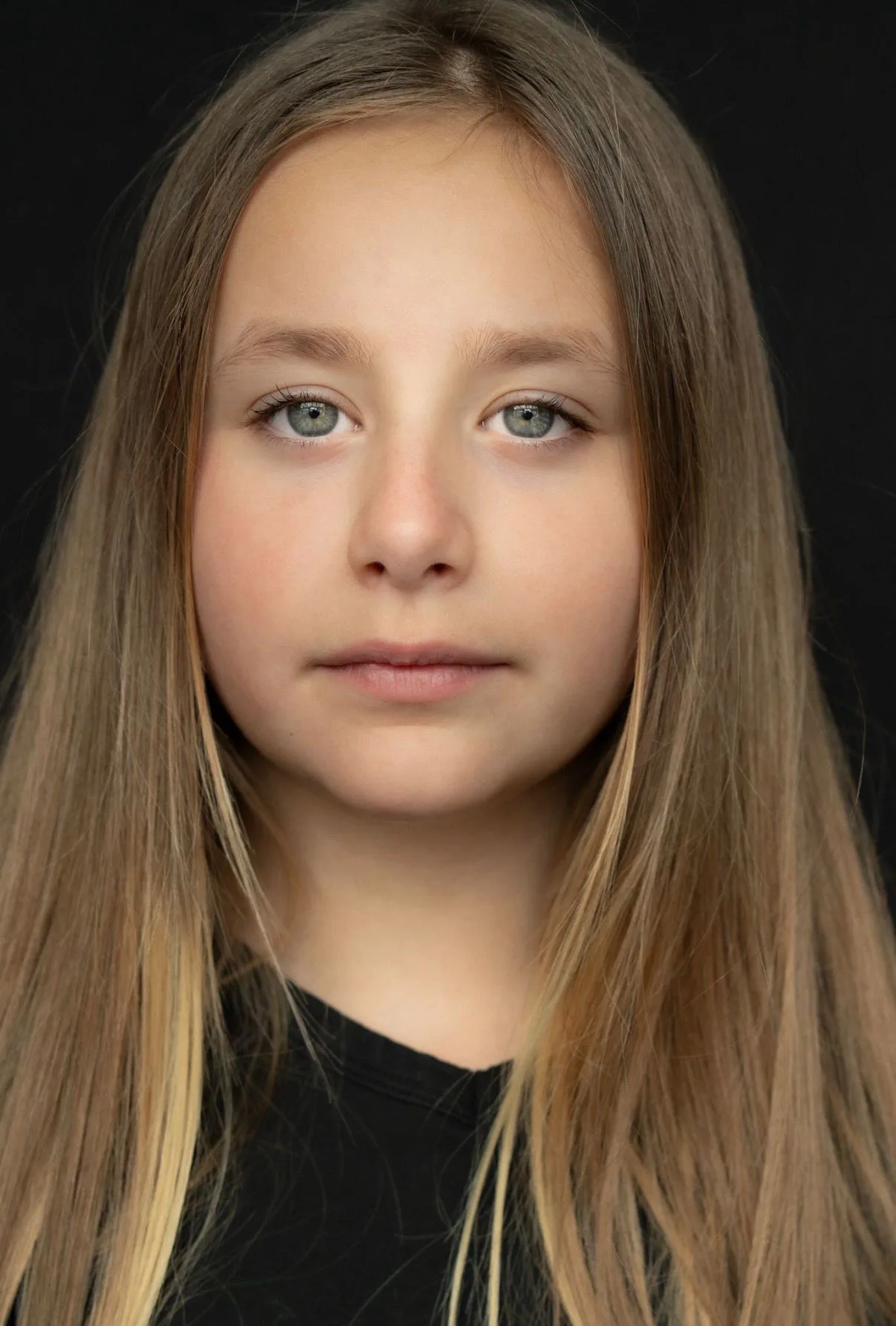 Brandingportret van een vrouw in een lichte, strakke werkruimte
