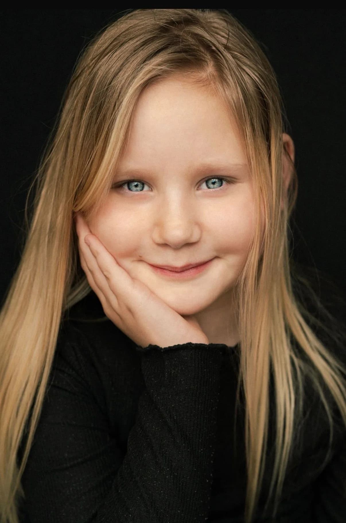 Beautyportret met natuurlijke make-up en verzorgde nagels