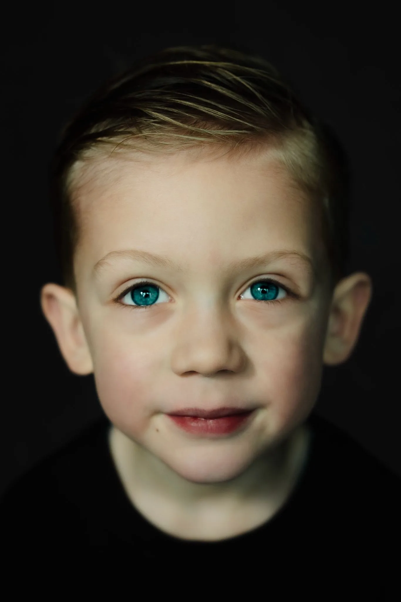 Redactioneel portret in een ivoorkleurige outfit
