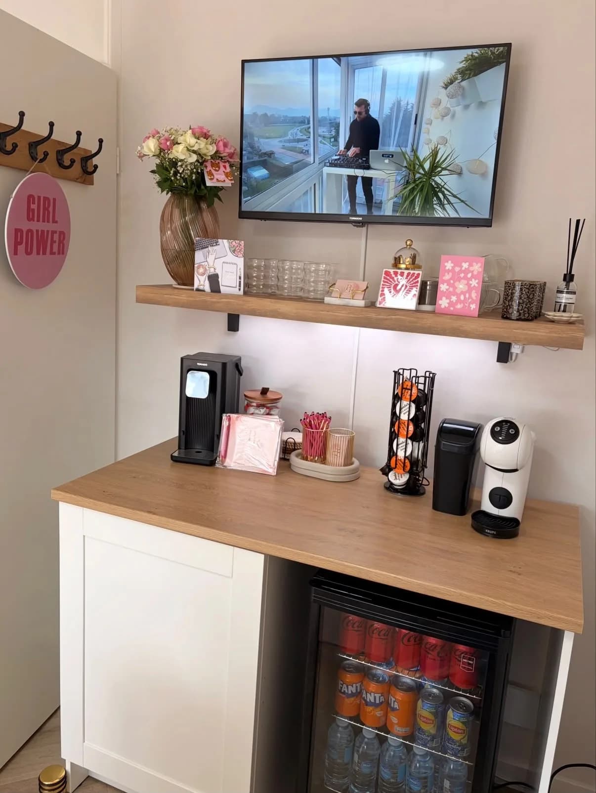 Bloesemboom bij het raam van de studio, tegen een gepaneelde wand